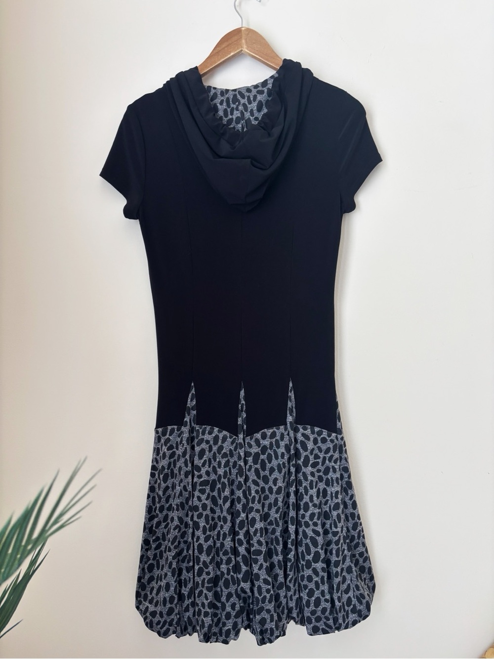 Joseph Ribkoff Black Animal Print Bubble Hem Hooded Dress Sz 8 - Picture 4 of 7